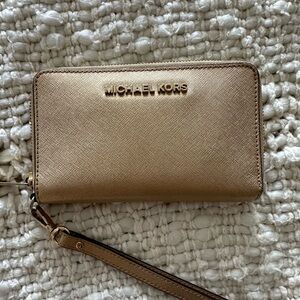 Michael Kors Leather Continental
Wristlet Gold